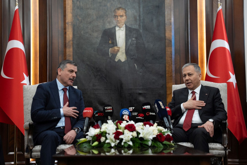 Yeni bakana Atatürk’lü karşılama - Resim : 2