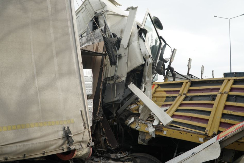 Karadeniz Sahil Yolu'nda can pazarı: İki TIR &ccedil;arpıştı - Resim : 2