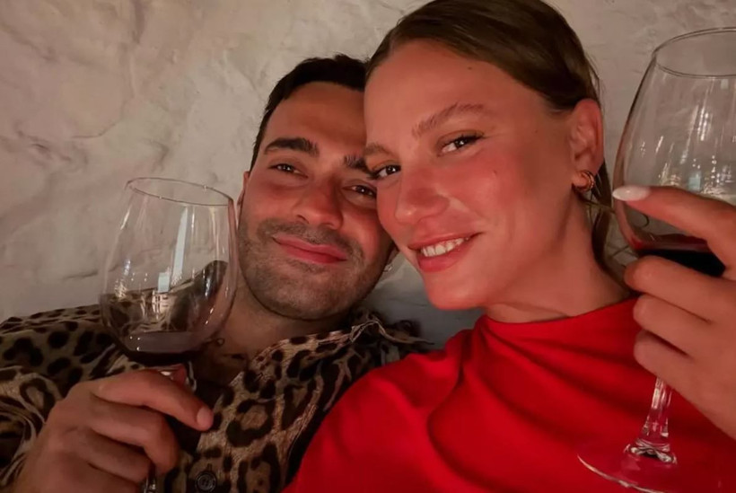 Serenay Sarıkaya ve Mert Demir yazın evleniyor mu? Havalimanında yakalandı, bakın ne dedi? - Resim: 14