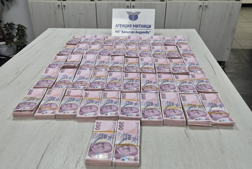 Çantadan deste deste para fışkırdı: Gümrük memurları şoke oldu - Resim : 3