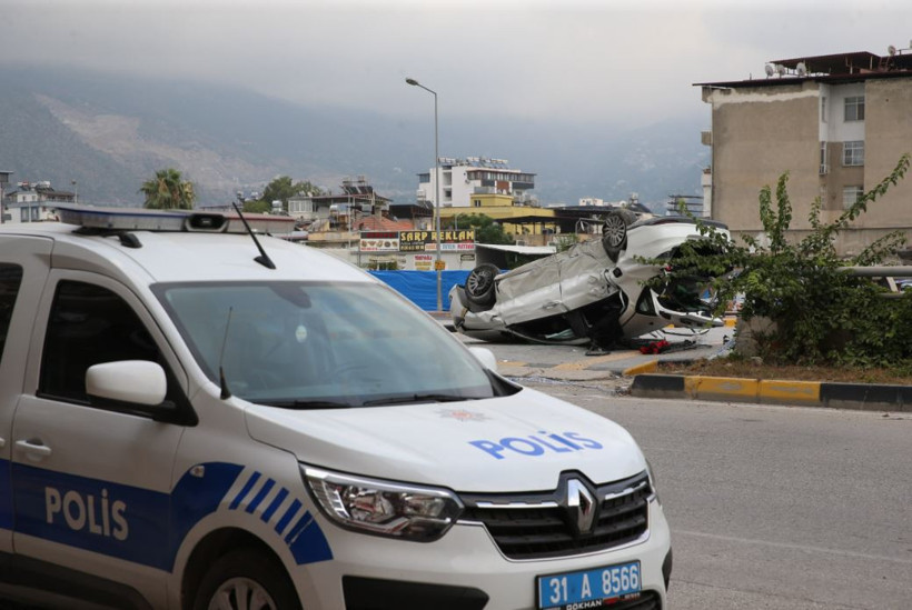 Hatay'da bariyerlere çarpan otomobil devrildi: 2 ölü, 3 yaralı - Resim : 1