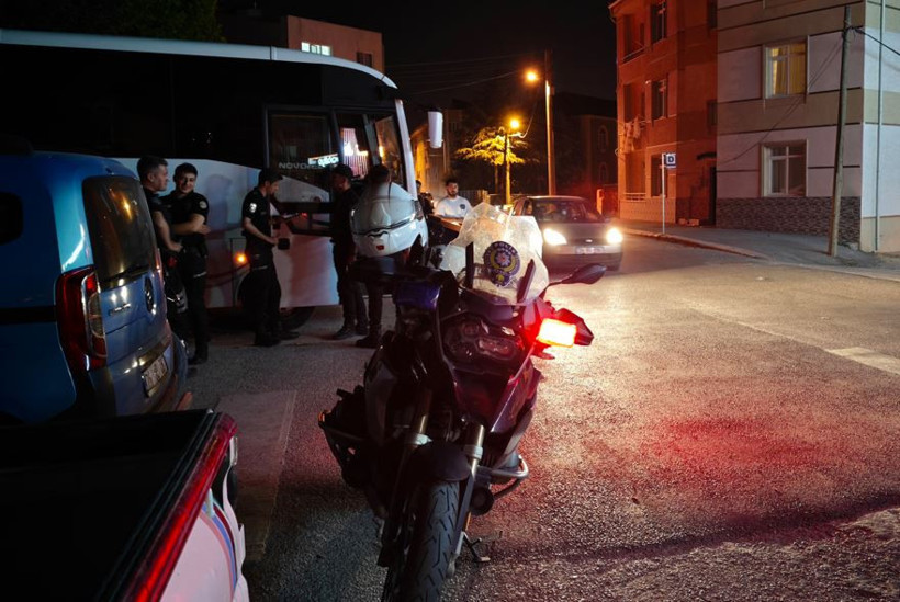 Komşuluk bitti, amansız kavga başladı: Polis bile ayıramadı: 11 yaralı - Resim : 2