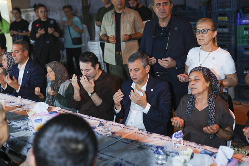 Özgür Özel'den şarkıcı Atilla Taş’a taziye ziyareti - Resim : 1