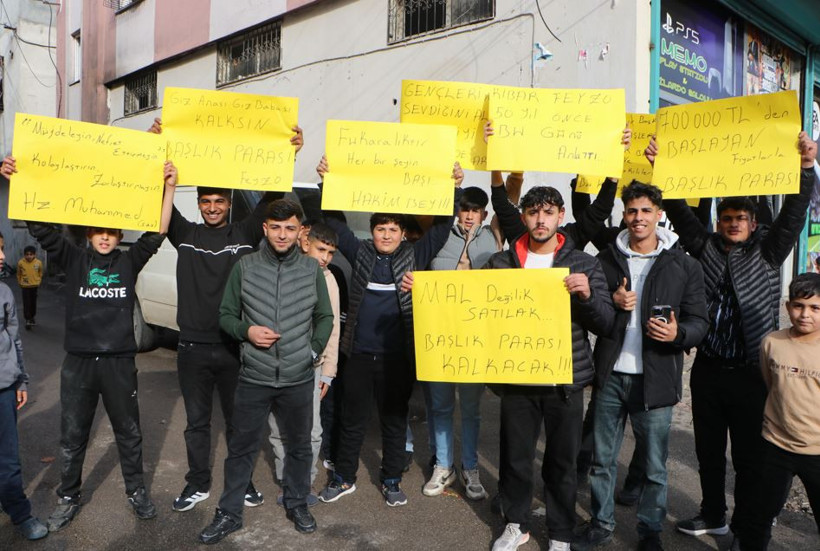 Kemal Sunal&rsquo;ın filmi ger&ccedil;ek oldu: Adana&rsquo;da sevdiklerine kavuşamayan gen&ccedil;lerden pankartlı eylem - Resim : 3