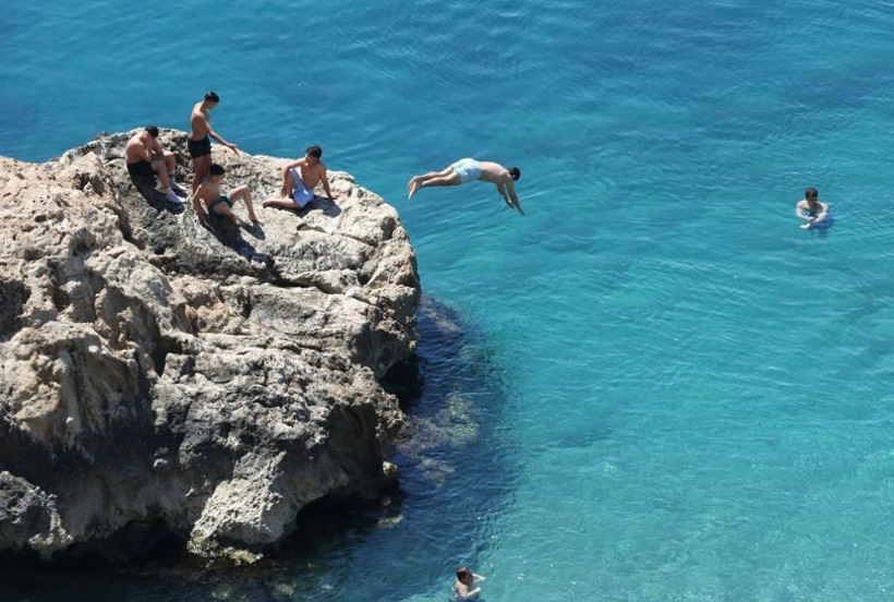 Antalya’da yaz erken geldi: Sahilde adım atacak yer kalmadı - Resim: 1