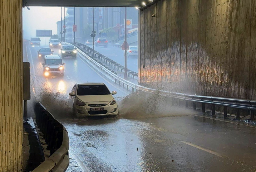 Yaz yağmuru yağdı, İstanbul'u sel bastı...Yollar göle döndü - Resim: 2