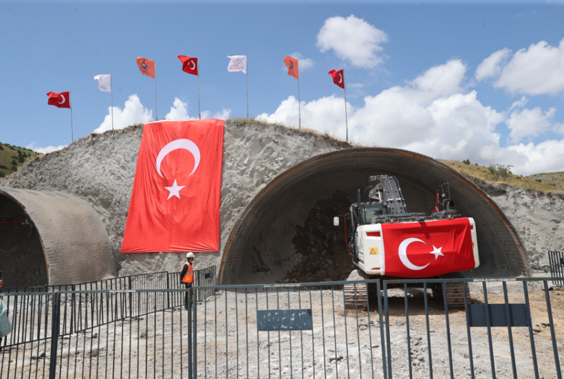 O geçitteki 13 keskin viraj tarih oluyor: Sürücülerin kabusu olan yol 5 dakikaya inecek - Resim: 10
