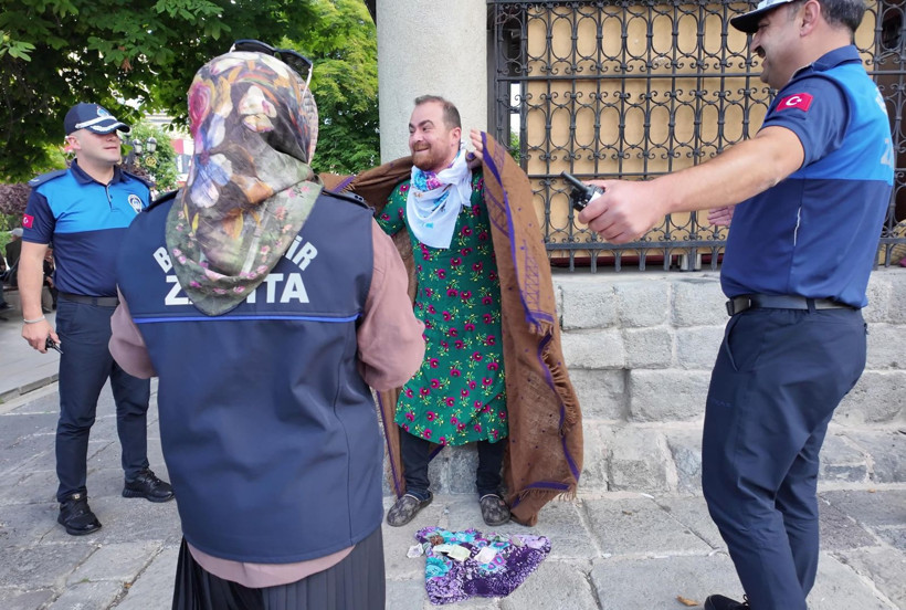 Ehramın altından sanatçı çıktı: Yarım saatte 400 lira topladı - Resim: 10