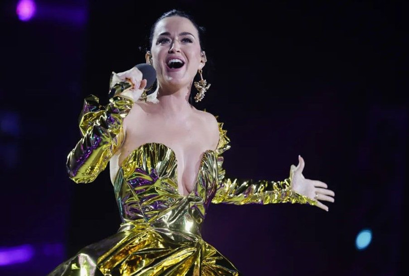Katy Perry’yi alevler sardı: 'Watch It Burn' klip çekiminde yangın paniği - Resim: 8