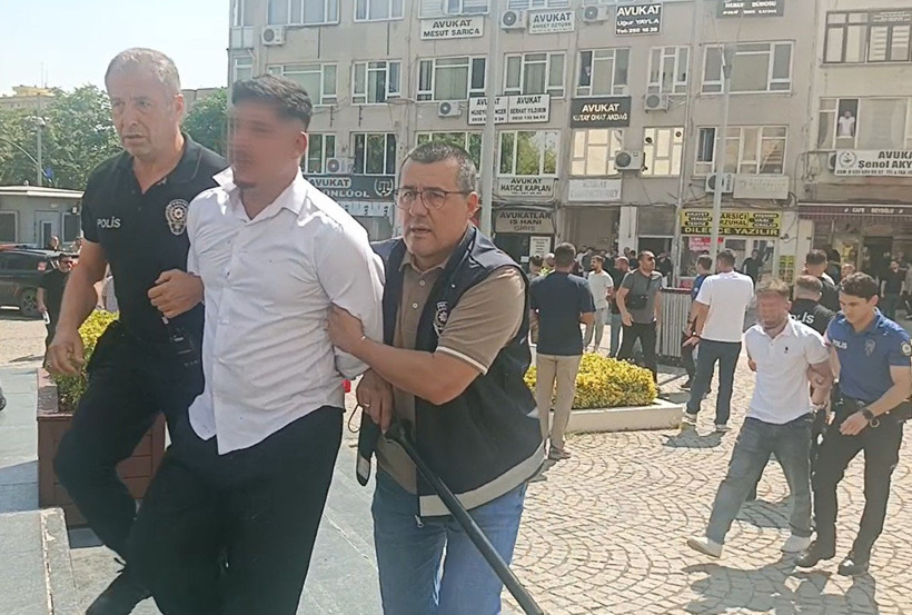 Adliye koridorlarındaki kavga sokağa taştı: 1’i polis 3 kişi yaralandı - Resim : 2