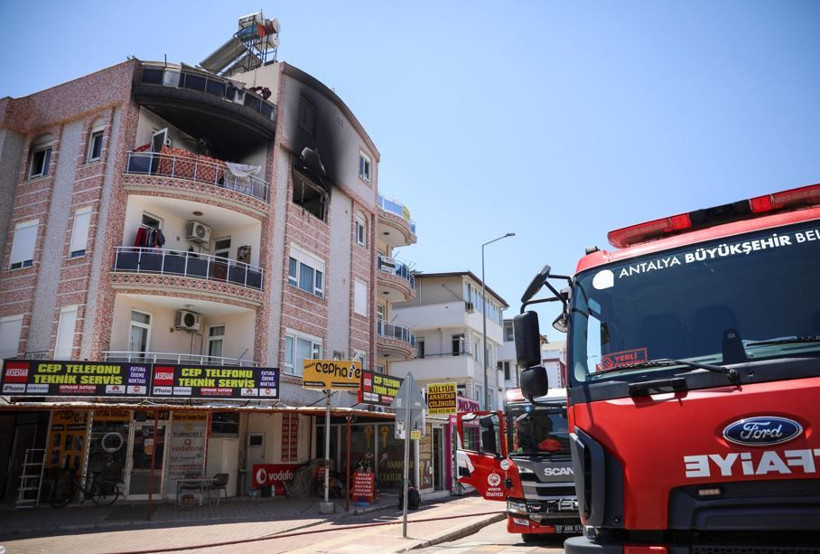 Antalya'da alevler 3’ncü katı sardı: Biri bebek 5 kişiyi itfaiye ekipleri kurtardı - Resim: 7