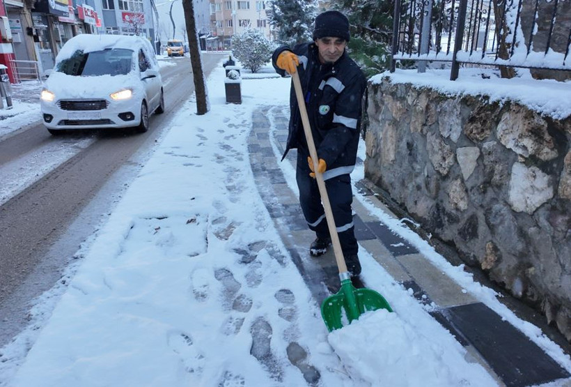 Kar kalınlığı 10 santimetreye ulaştı! Şehir tamamen beyaza b&uuml;r&uuml;nd&uuml; - Resim : 3