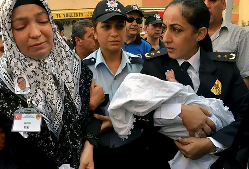 Şehitlikteki yazıyı okuyanlar gözyaşlarına hakim olmadı: Yusuf görmediği babasını ‘kral’ ilan etti - Resim: 10