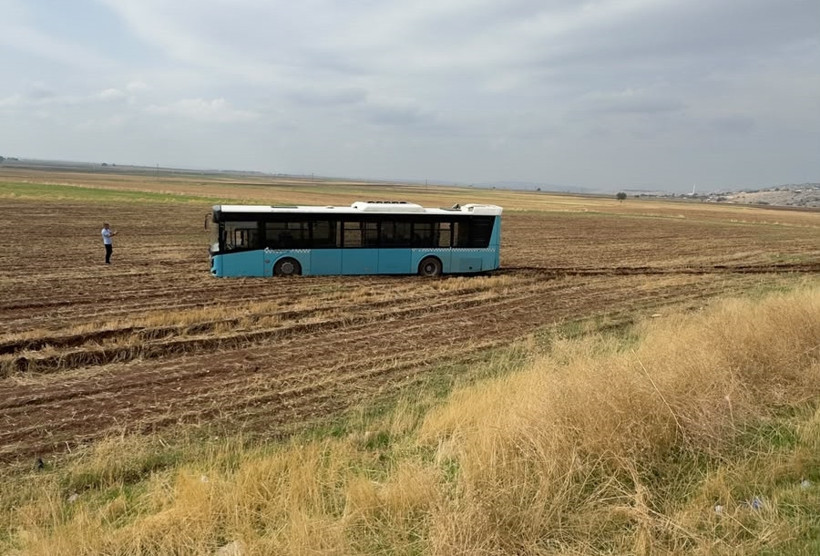 Freni tutmadı, tarlaya daldı: Diyarbakır'da ucuz atlatılan otobüs kazası - Resim : 1