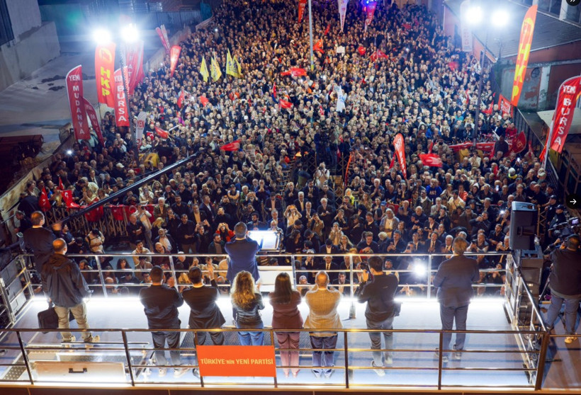 Özgür Özel'den Halk TV önünde kayyum tepkisi: Muhalefet birleşsin - Resim : 1