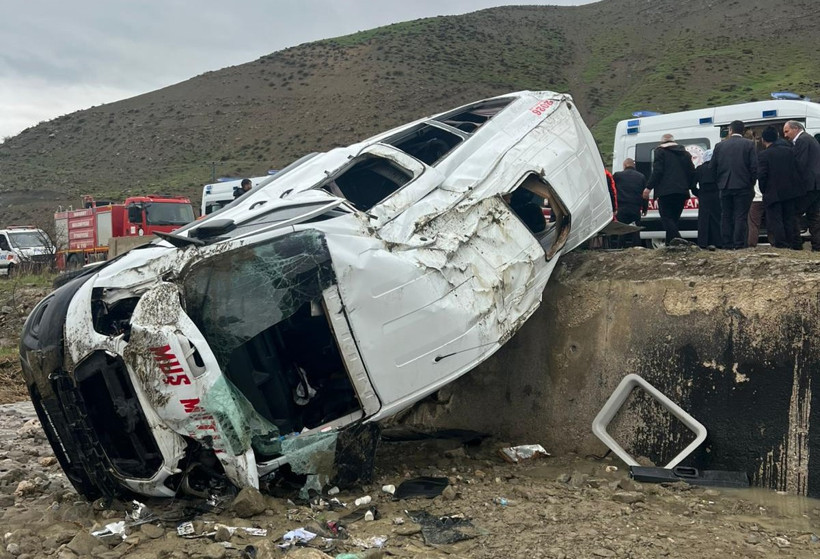 Minibüs dere yatağına devrildi: 16 yaralı var - Resim : 1