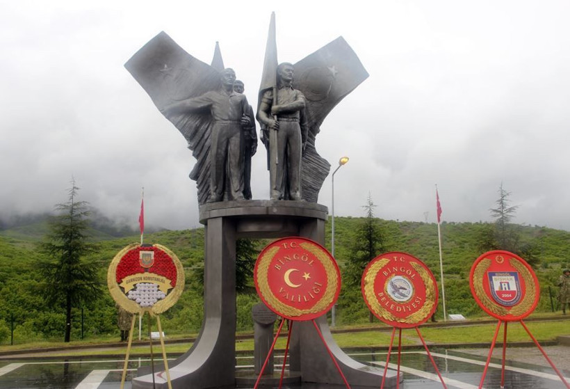 33 yıl önceki acı hâlâ taze: Bingöl’de 33 şehit anıldı - Resim: 3