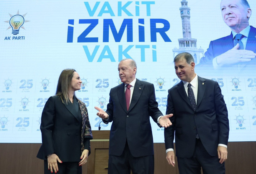 AK Parti&rsquo;ye Cemil Tugay ge&ccedil;ti ama sosyal medya eşini hedef aldı: Nedir bu eşarp olayının ger&ccedil;eği? - Resim : 2