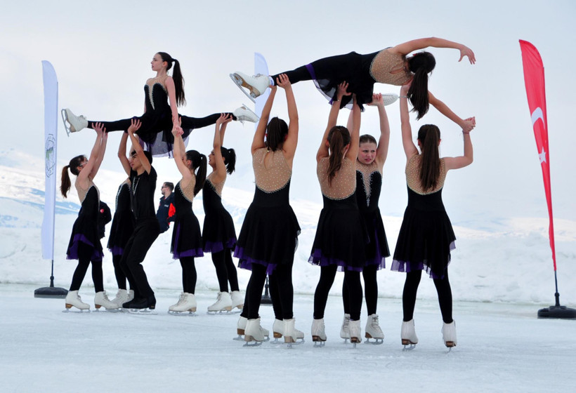 Donmuş Çıldır Gölü'nde buzdan şölen: Artistik patenciler mest etti - Resim : 1