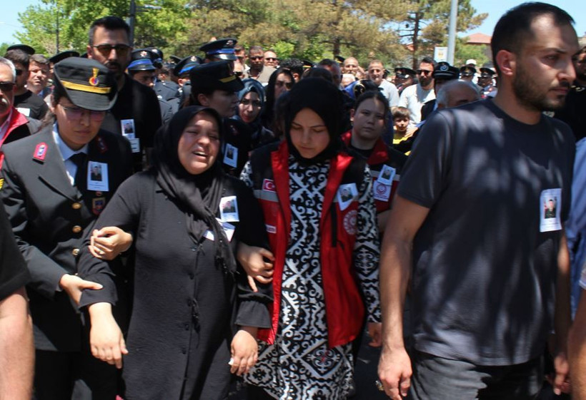 Şehit eşi tabuta sarılıp tek bir cümle söyledi: Aksaray’da en acı veda - Resim: 3