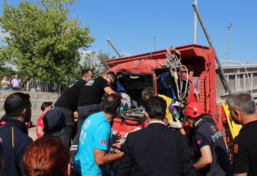 Kaza yeri can pazarına döndü: İki kişi hurda yığınında sıkıştı: Aksaray'da feci kaza - Resim : 3