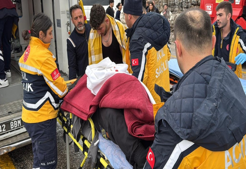 Yolcu otobüsü devrildi: Çok sayıda yaralı var - Resim : 1