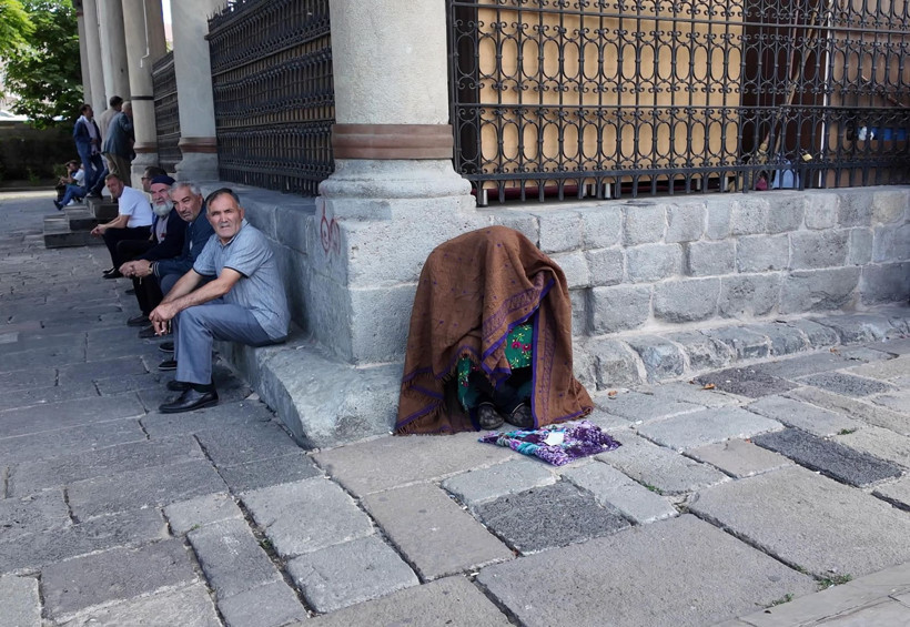 Ehramın altından sanatçı çıktı: Yarım saatte 400 lira topladı - Resim: 6