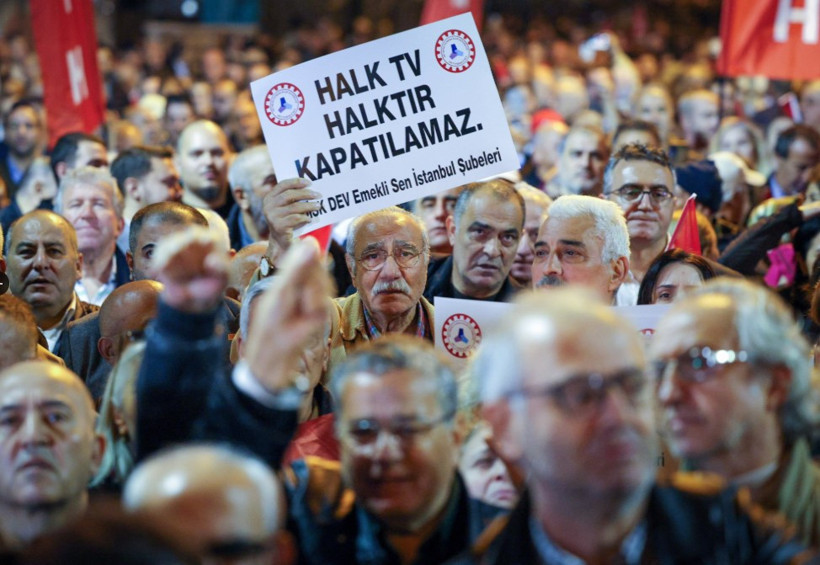 Özgür Özel'den Halk TV önünde kayyum tepkisi: Muhalefet birleşsin - Resim : 2
