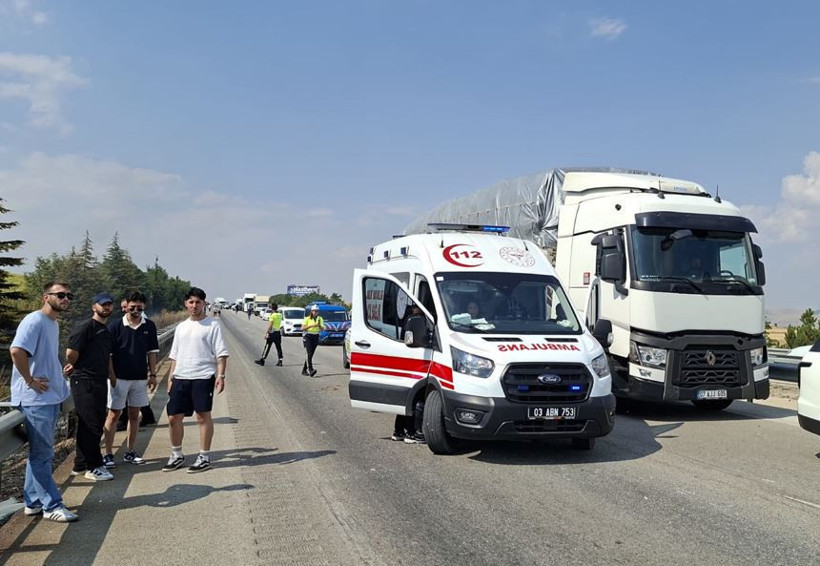 Afyonkarahisar'da dumanlar yolu kapladı: 13 araç birbirine girdi: Zincirleme kaza 3 yaralı - Resim : 1