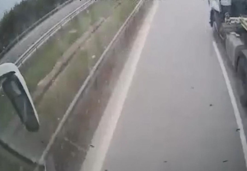 26 yolcu ölümle burun buruna kaldı: Otoyolda korku dolu anlar - Resim : 2