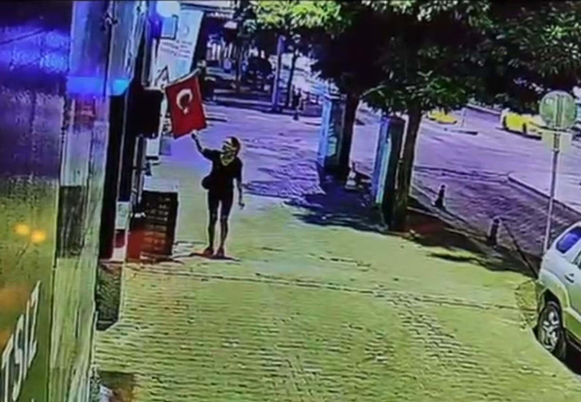 Yasa çıktı saldırı başladı: Türk Bayrağına hain saldırı girişimi - Resim : 1