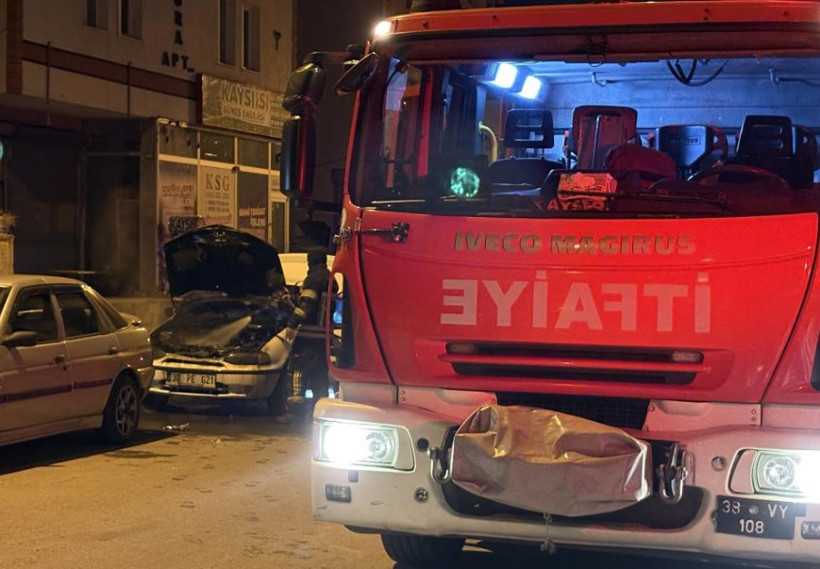 Kayseri’de çalıştığı sırada alev alan otomobil, itfaiye tarafından söndürüldü - Resim : 1