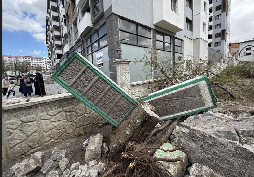 Erzurum’da tarihi mezarlığa kepçe talanı - Resim : 2