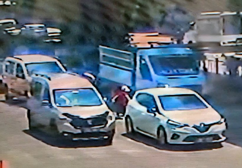 Adana’da feci kaza: 4 yaşındaki çocuk kamyonet ve minibüsün altında kaldı - Resim : 2