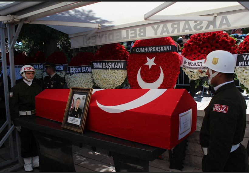 Şehit eşi tabuta sarılıp tek bir cümle söyledi: Aksaray’da en acı veda - Resim: 9