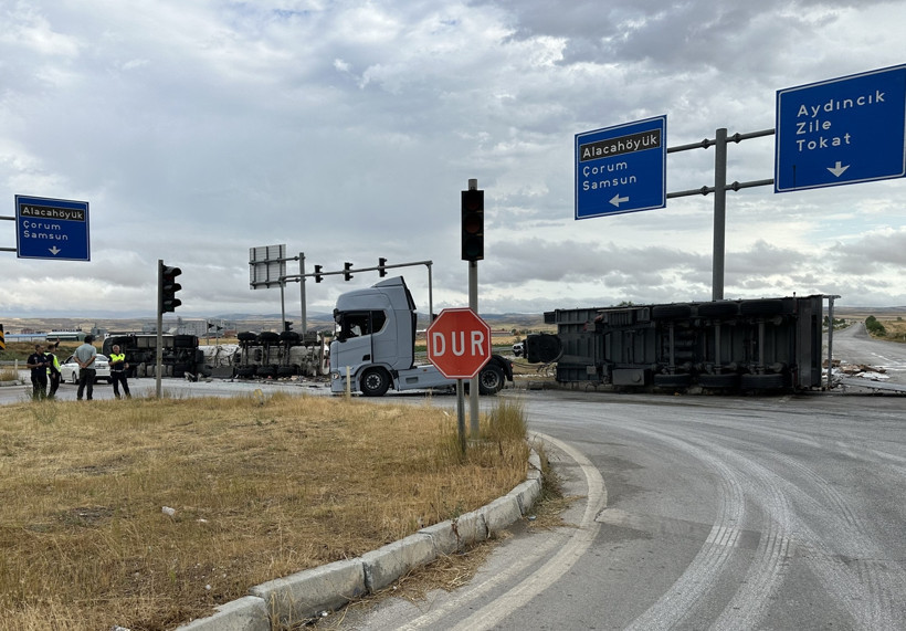 Çorum’da fayans yüklü tır ile pekmez tankeri çarpıştı: 2 sürücü yaralandı - Resim : 6