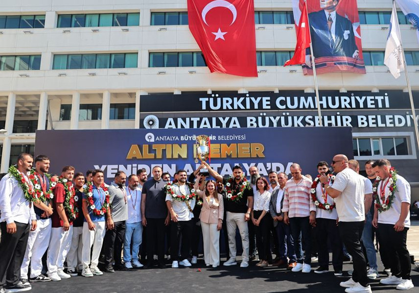 Er Meydanı'ndan Antalya sokaklarına: Altın kemerli şampiyona görkemli kortej - Resim : 4