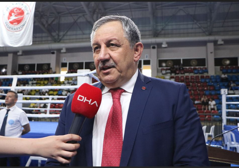 Peş peşe gelen yumruklardan sonra fenalaştı: Sağlık ekipleri ringe koştu: Nakavt olmamak için direndi - Resim : 4