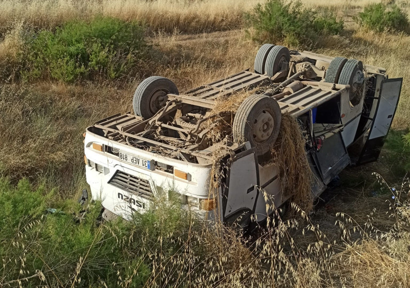 Amasya’da korkutan kaza: Tarlaya devrilen minibüsteki 16 kişi yaralandı - Resim : 1