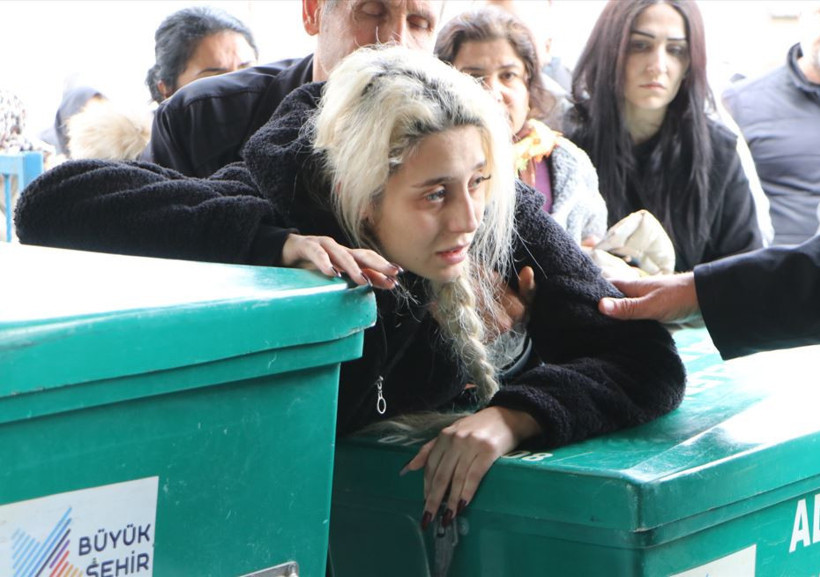 Çocuklarının tabutuna sarılan annenin feryadı: ‘onları kimseye bırakmam’: Yürekleri dağladı - Resim : 6