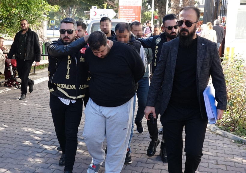 Antalya'da Kardeş cinayetinde aynı aileden 7 ş&uuml;pheli adliyede - Resim : 2