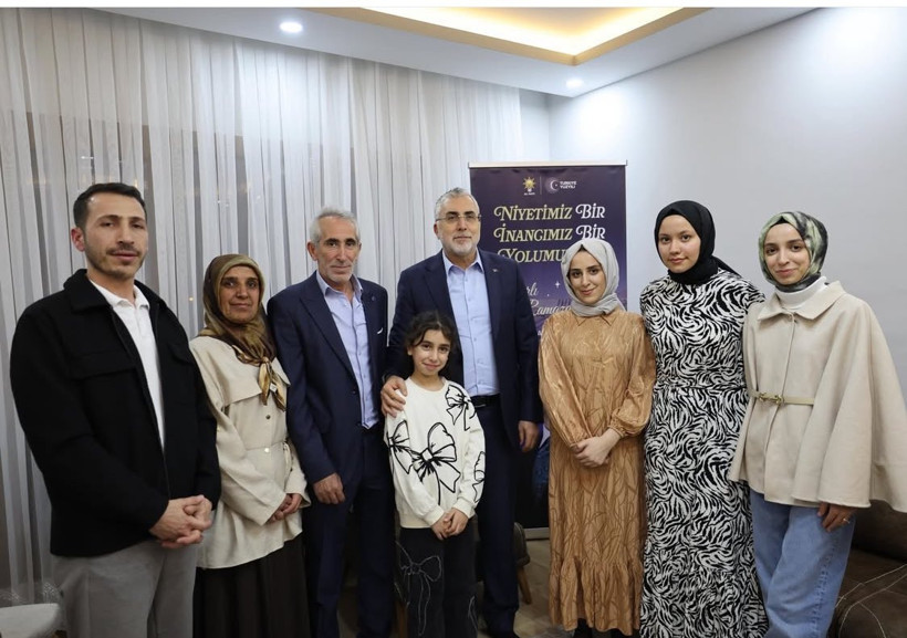 Vedat Işıkhan'ın iftara konuk olduğu eve Erdoğan'ın ayaklı posteri konuldu - Resim : 2