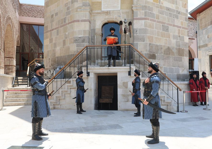 Ferman okundu, sancak açıldı: Sultanlar Türbesi’nde nöbet değişimi - Resim : 6
