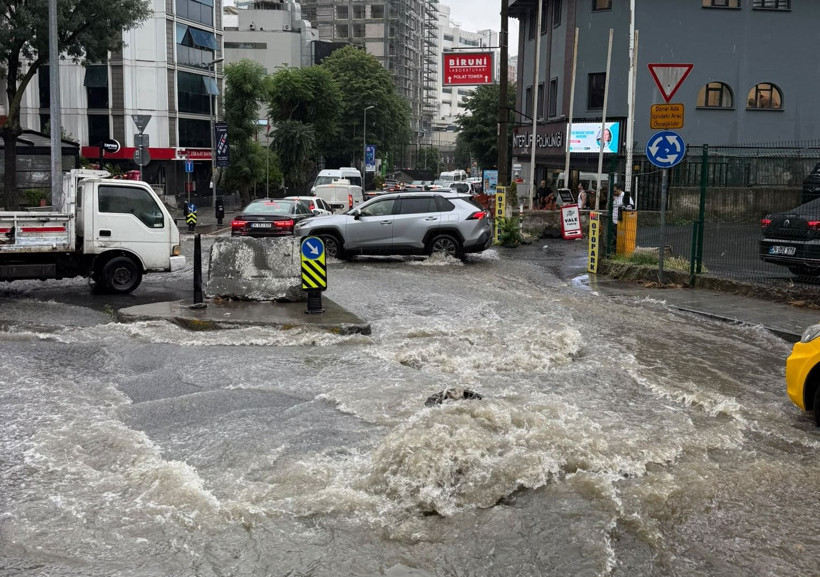 Yaz yağmuru yağdı, İstanbul'u sel bastı...Yollar göle döndü - Resim: 1