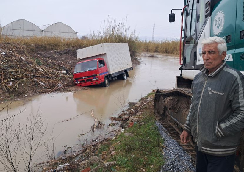 Antalya’da yağmur hayatı felç etti: Cadde ve sokaklar göle döndü - Resim : 8