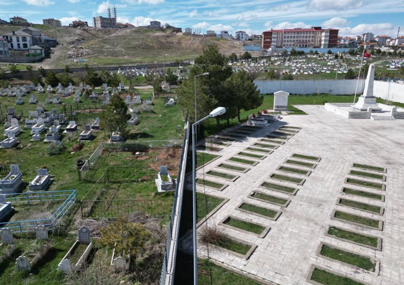 Mezarlıkta pusulalar şaştı: Yan yana ama yönleri farklı - Resim: 6