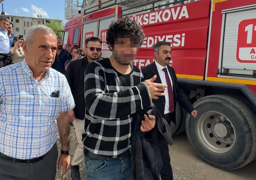 Elinde bıçakla çatıya çıktı, ekipleri alarma geçirdi - Resim: 5