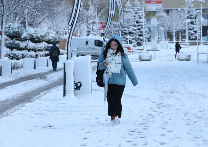 Kar kalınlığı 10 santimetreye ulaştı! Şehir tamamen beyaza b&uuml;r&uuml;nd&uuml; - Resim : 6