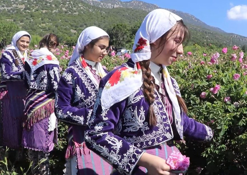 Vali sepetini aldı, bahçeye indi: Burdur’da masalsı hasat başladı - Resim: 11