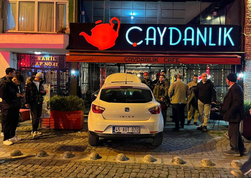 Masada oturanlar ecel terleri d&ouml;kt&uuml;: Saniyelerle kurtuldular: İzmit&rsquo;te dehşet anlar kamaraya yansıdı - Resim : 4